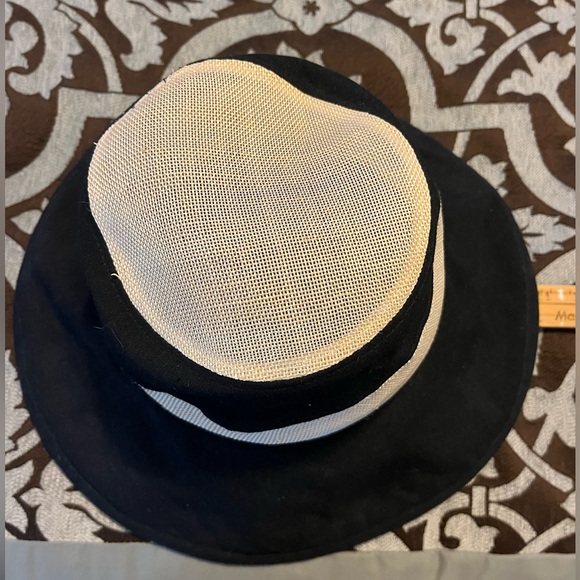 Wallaroo Vineyard wide brim bucket style sun hat - black w/ white mesh panel - Picture 10 of 10